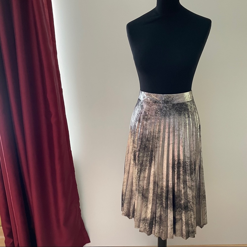 Halogen Metallic Pleated Skirt